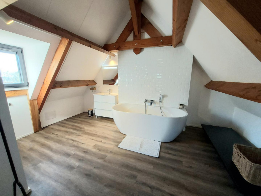 Salle de bain ouverte donnant sur la chambre parentale.